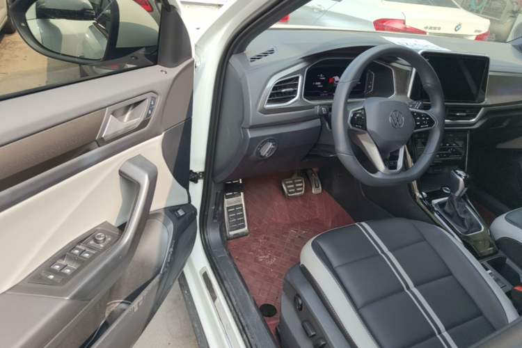Used Volkswagen T-ROC 2024 300TSI DSG Two-Wheel-Drive Chen Guang Edition Driver Seat