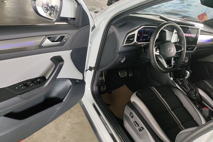 Used Volkswagen T-ROC 2024 300TSI DSG Two-Wheel-Drive Chen Guang Edition Driver Seat