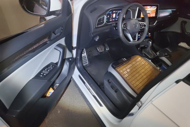 Used Volkswagen T-ROC 2024 300TSI DSG Two-Wheel-Drive Chen Guang Edition Driver Seat