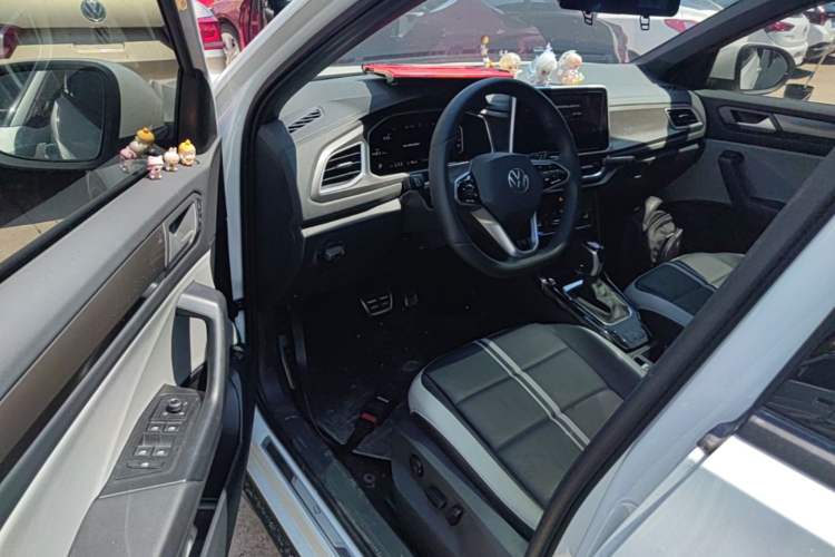 Used Volkswagen T-ROC 2024 300TSI DSG Two-Wheel-Drive Chen Guang Edition Driver Seat
