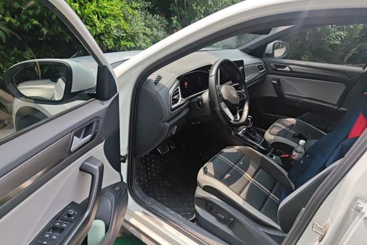 Used Volkswagen T-ROC 2024 300TSI DSG Two-Wheel-Drive Chen Guang Edition Driver Seat