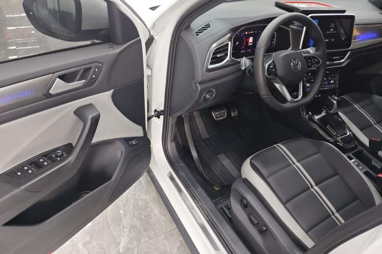 Used Volkswagen T-ROC 2024 300TSI DSG Two-Wheel-Drive Chen Guang Edition Driver Seat