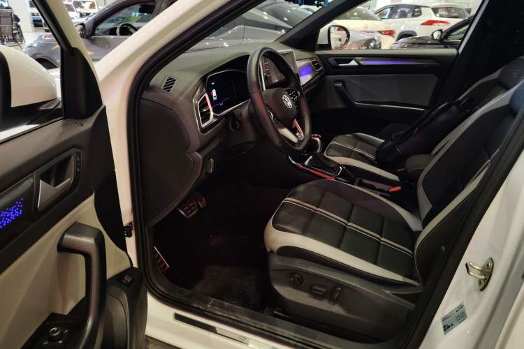 Used Volkswagen T-ROC 2024 300TSI DSG Two-Wheel-Drive Chen Guang Edition Driver Seat