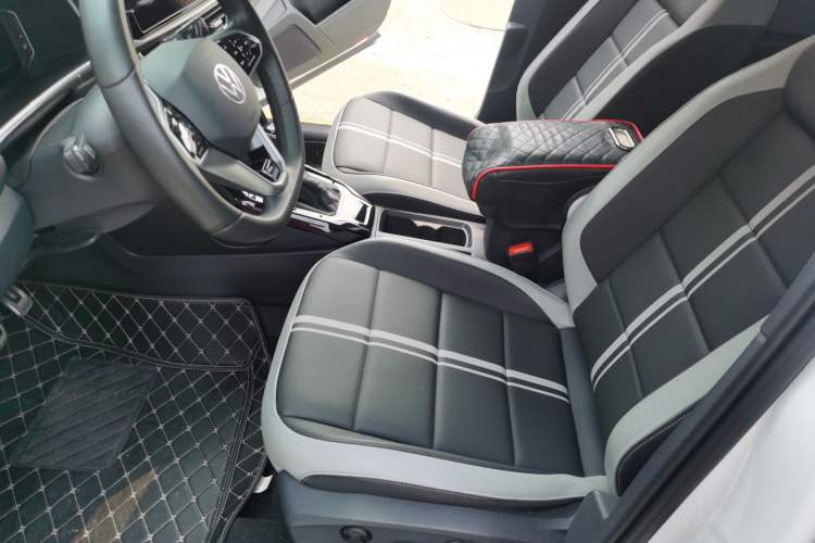 Used Volkswagen T-ROC 2024 300TSI DSG Two-Wheel-Drive Chen Guang Edition Driver Seat