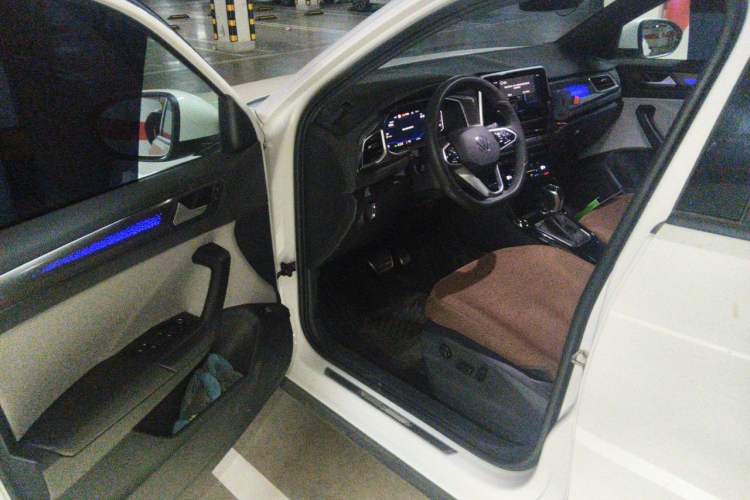 Used Volkswagen T-ROC 2024 300TSI DSG Two-Wheel-Drive Chen Guang Edition Driver Seat