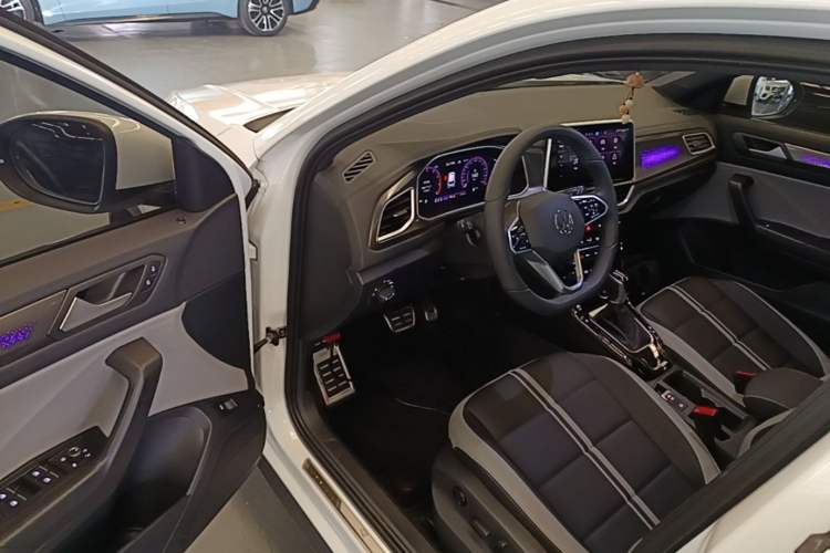 Used Volkswagen T-ROC 2024 300TSI DSG Two-Wheel-Drive Chen Guang Edition Driver Seat