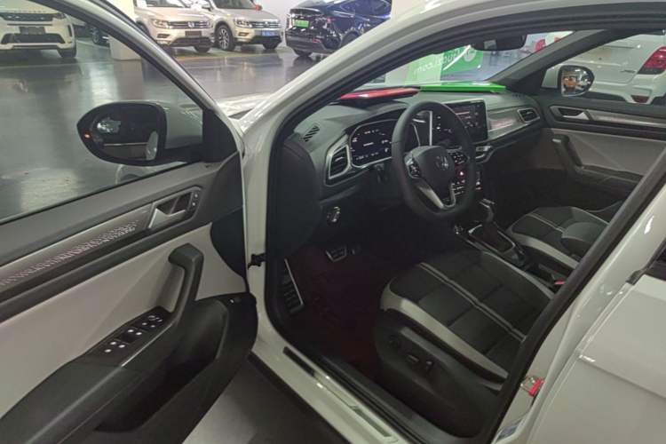 Used Volkswagen T-ROC 2024 300TSI DSG Two-Wheel-Drive Chen Guang Edition Driver Seat