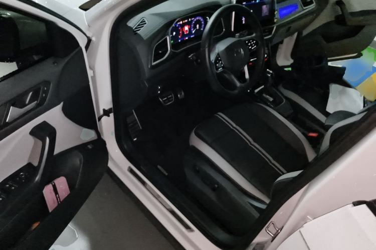 Used Volkswagen T-ROC 2024 300TSI DSG Two-Wheel-Drive Chen Guang Edition Driver Seat