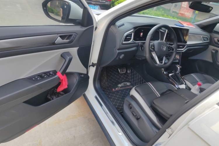 Used Volkswagen T-ROC 2024 300TSI DSG Two-Wheel-Drive Chen Guang Edition Driver Seat