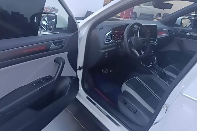 Used Volkswagen T-ROC 2024 300TSI DSG Two-Wheel-Drive Chen Guang Edition Driver Seat