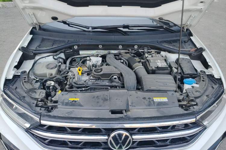 Used Volkswagen T-ROC 2024 300TSI DSG Two-Wheel-Drive Chen Guang Edition Engine Bay