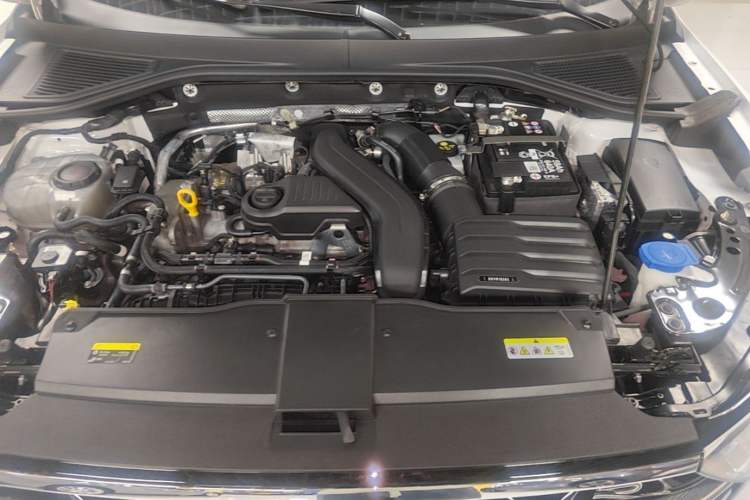 Used Volkswagen T-ROC 2024 300TSI DSG Two-Wheel-Drive Chen Guang Edition Engine Bay