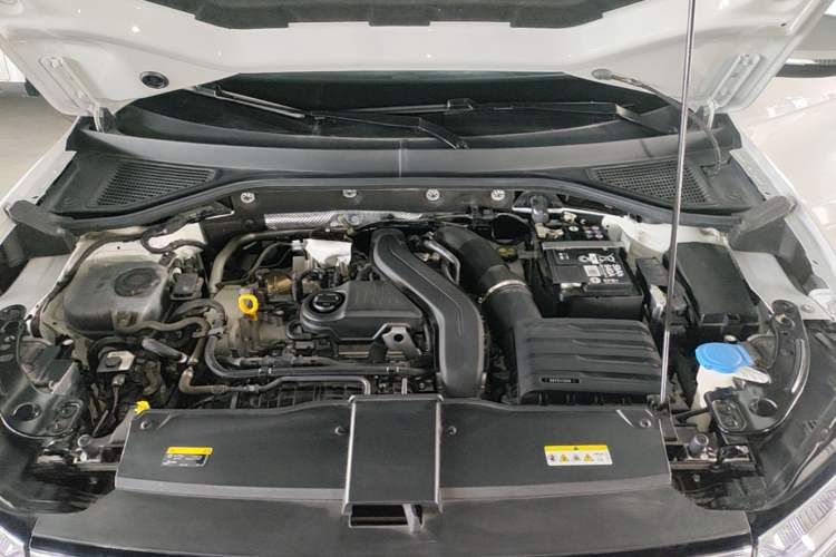 Used Volkswagen T-ROC 2024 300TSI DSG Two-Wheel-Drive Chen Guang Edition Engine Bay