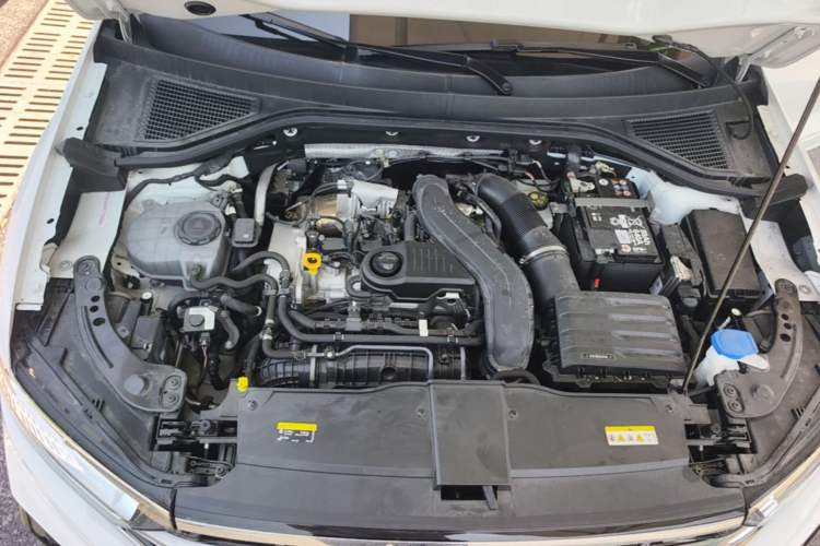 Used Volkswagen T-ROC 2024 300TSI DSG Two-Wheel-Drive Chen Guang Edition Engine Bay