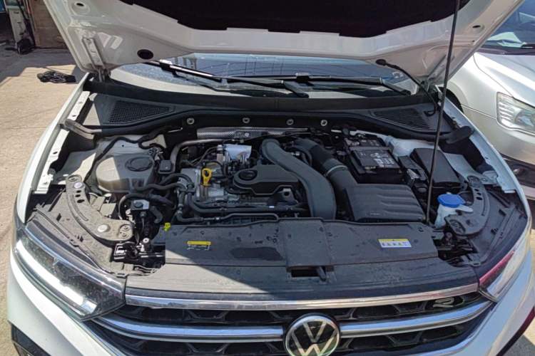 Used Volkswagen T-ROC 2024 300TSI DSG Two-Wheel-Drive Chen Guang Edition Engine Bay
