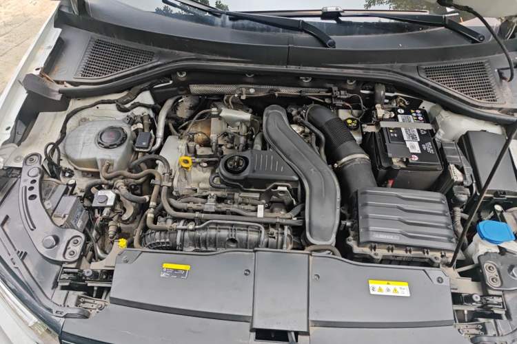 Used Volkswagen T-ROC 2024 300TSI DSG Two-Wheel-Drive Chen Guang Edition Engine Bay