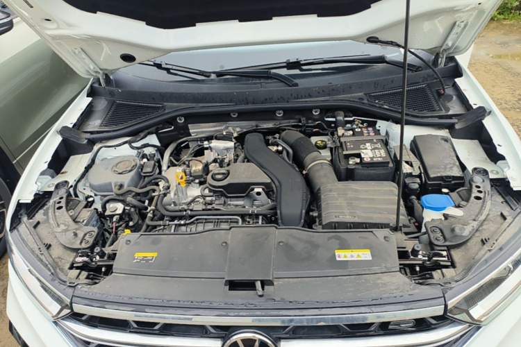 Used Volkswagen T-ROC 2024 300TSI DSG Two-Wheel-Drive Chen Guang Edition Engine Bay