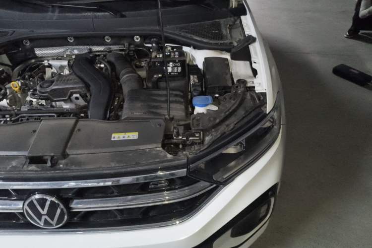Used Volkswagen T-ROC 2024 300TSI DSG Two-Wheel-Drive Chen Guang Edition Engine Bay Left