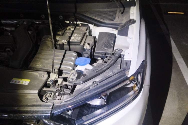 Used Volkswagen T-ROC 2024 300TSI DSG Two-Wheel-Drive Chen Guang Edition Engine Bay Left