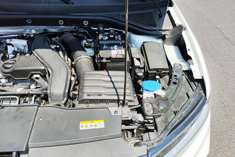 Used Volkswagen T-ROC 2024 300TSI DSG Two-Wheel-Drive Chen Guang Edition Engine Bay Left