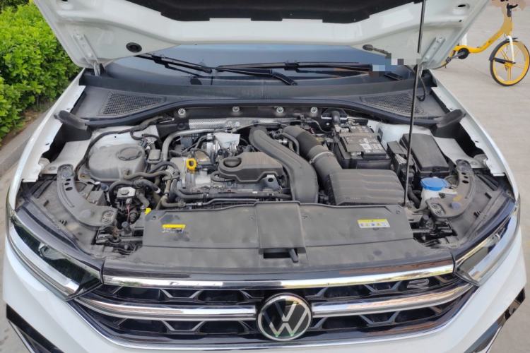 Used Volkswagen T-ROC 2024 300TSI DSG Two-Wheel-Drive Chen Guang Edition Engine Bay