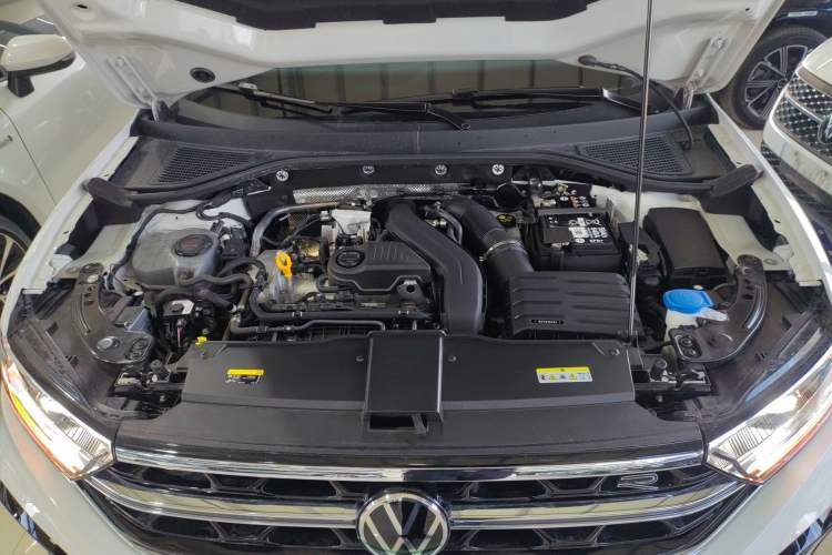 Used Volkswagen T-ROC 2024 300TSI DSG Two-Wheel-Drive Chen Guang Edition Engine Bay
