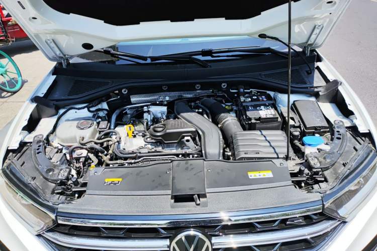 Used Volkswagen T-ROC 2024 300TSI DSG Two-Wheel-Drive Chen Guang Edition Engine Bay
