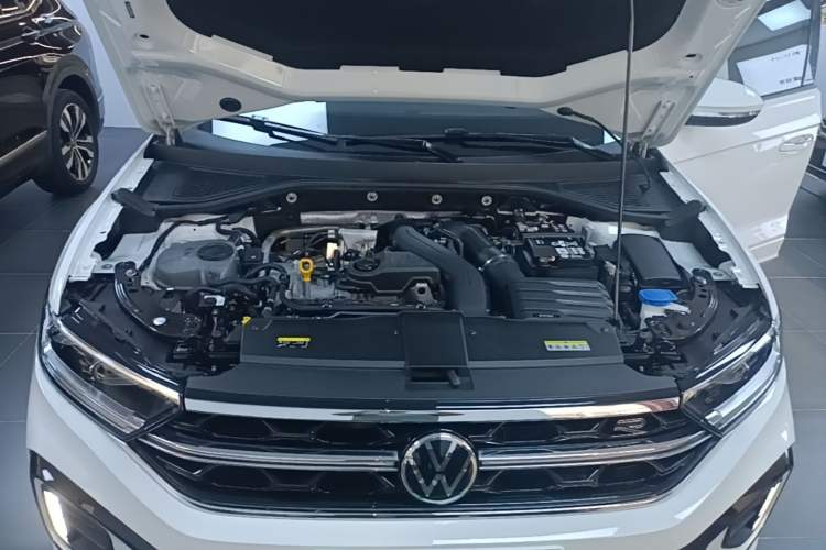Used Volkswagen T-ROC 2024 300TSI DSG Two-Wheel-Drive Chen Guang Edition Engine Bay