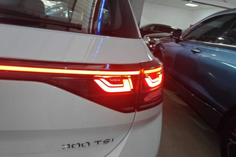 Used Volkswagen T-ROC 2024 300TSI DSG Two-Wheel-Drive Chen Guang Edition Exterior 3