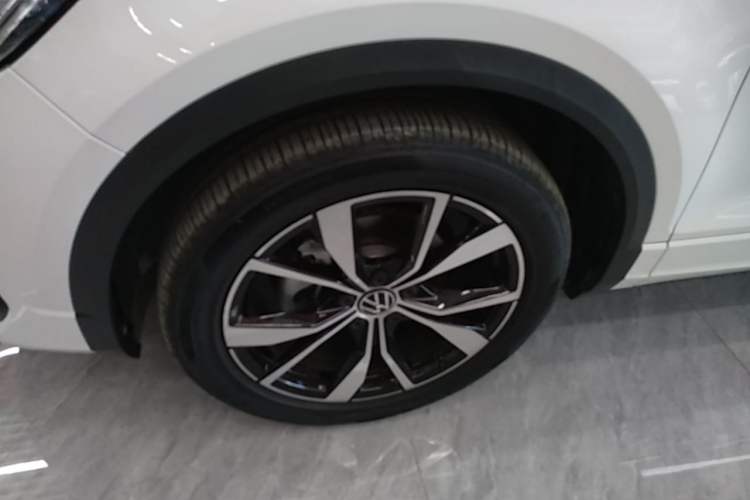 Used Volkswagen T-ROC 2024 300TSI DSG Two-Wheel-Drive Chen Guang Edition Exterior 4