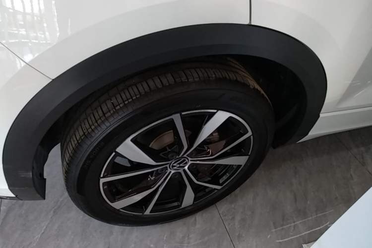 Used Volkswagen T-ROC 2024 300TSI DSG Two-Wheel-Drive Chen Guang Edition Exterior 5