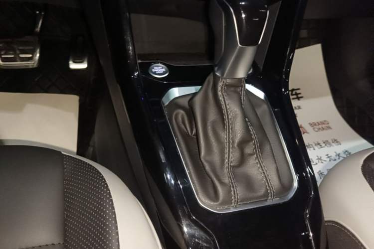 Used Volkswagen T-ROC 2024 300TSI DSG Two-Wheel-Drive Chen Guang Edition Gear Lever