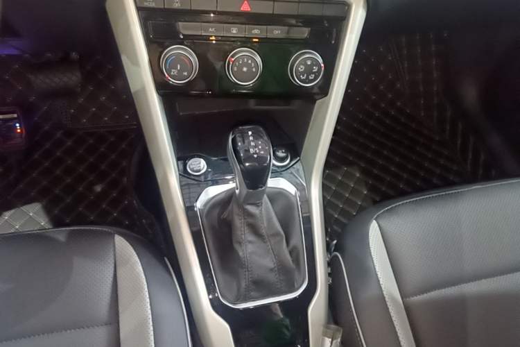 Used Volkswagen T-ROC 2024 280TSI DSG Two-Wheel-Drive Time Edition Gear Lever