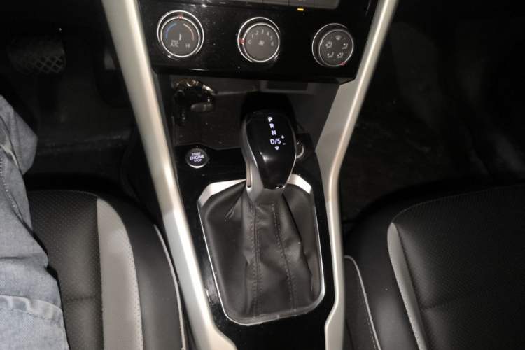 Used Volkswagen T-ROC 2024 280TSI DSG Two-Wheel-Drive Time Edition Gear Lever