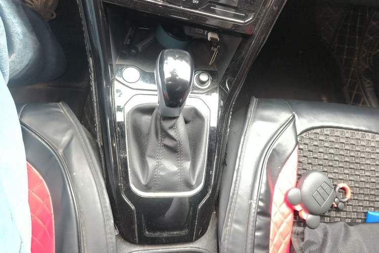 Used Volkswagen T-ROC 2024 300TSI DSG Two-Wheel-Drive Chen Guang Edition Gear Lever