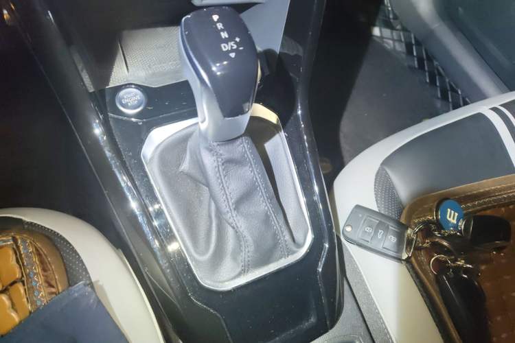 Used Volkswagen T-ROC 2024 300TSI DSG Two-Wheel-Drive Chen Guang Edition Gear Lever