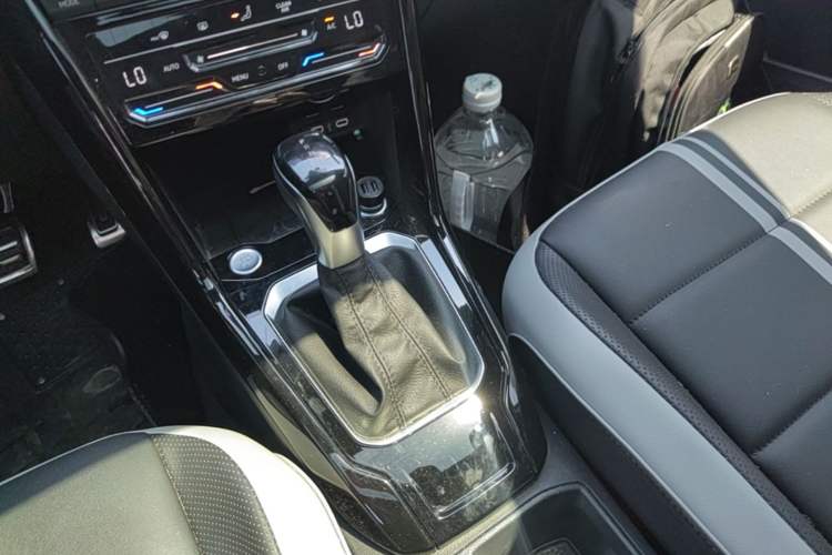 Used Volkswagen T-ROC 2024 300TSI DSG Two-Wheel-Drive Chen Guang Edition Gear Lever