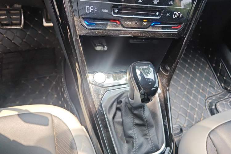 Used Volkswagen T-ROC 2024 300TSI DSG Two-Wheel-Drive Chen Guang Edition Gear Lever