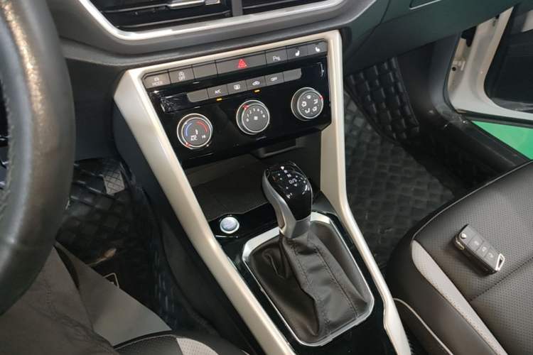 Used Volkswagen T-ROC 2024 280TSI DSG Two-Wheel-Drive Time Edition Gear Lever