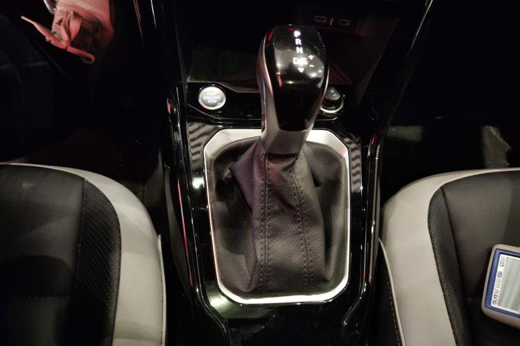 Used Volkswagen T-ROC 2024 300TSI DSG Two-Wheel-Drive Chen Guang Edition Gear Lever