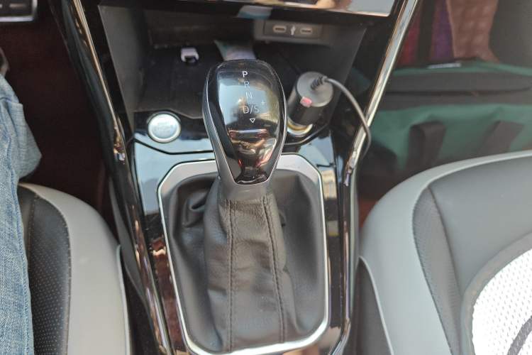 Used Volkswagen T-ROC 2024 300TSI DSG Two-Wheel-Drive Chen Guang Edition Gear Lever