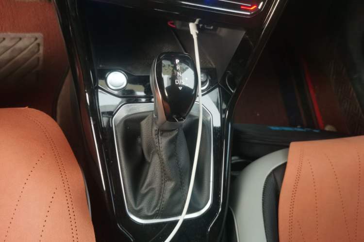 Used Volkswagen T-ROC 2024 300TSI DSG Two-Wheel-Drive Chen Guang Edition Gear Lever