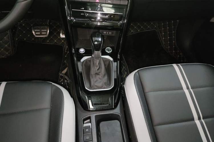 Used Volkswagen T-ROC 2024 300TSI DSG Two-Wheel-Drive Chen Guang Edition Gear Lever