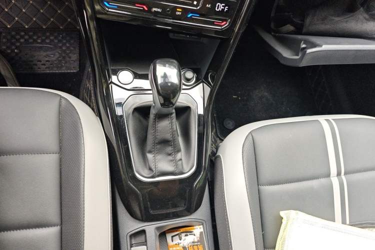 Used Volkswagen T-ROC 2024 300TSI DSG Two-Wheel-Drive Chen Guang Edition Gear Lever
