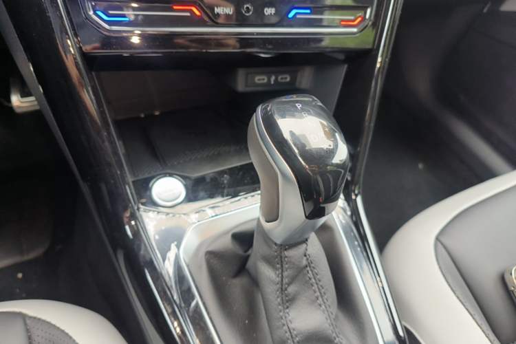 Used Volkswagen T-ROC 2024 300TSI DSG Two-Wheel-Drive Chen Guang Edition Gear Lever