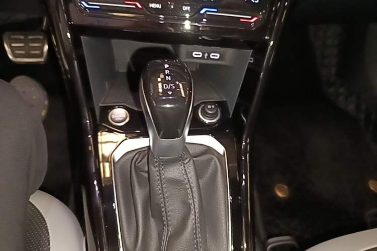 Used Volkswagen T-ROC 2024 300TSI DSG Two-Wheel-Drive Chen Guang Edition Gear Lever