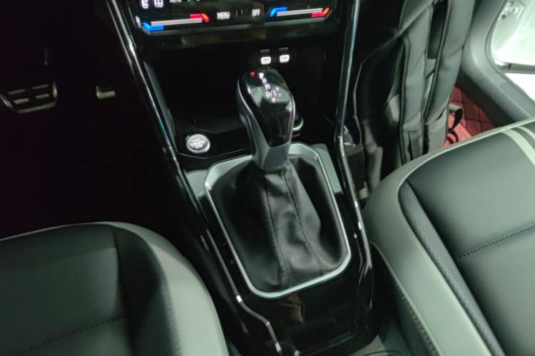 Used Volkswagen T-ROC 2024 300TSI DSG Two-Wheel-Drive Chen Guang Edition Gear Lever
