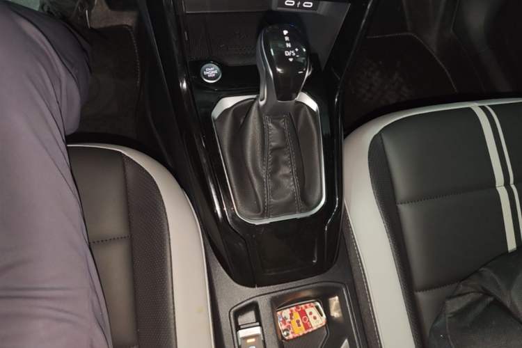 Used Volkswagen T-ROC 2024 300TSI DSG Two-Wheel-Drive Chen Guang Edition Gear Lever