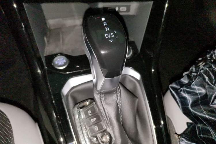 Used Volkswagen T-ROC 2024 300TSI DSG Two-Wheel-Drive Chen Guang Edition Gear Lever