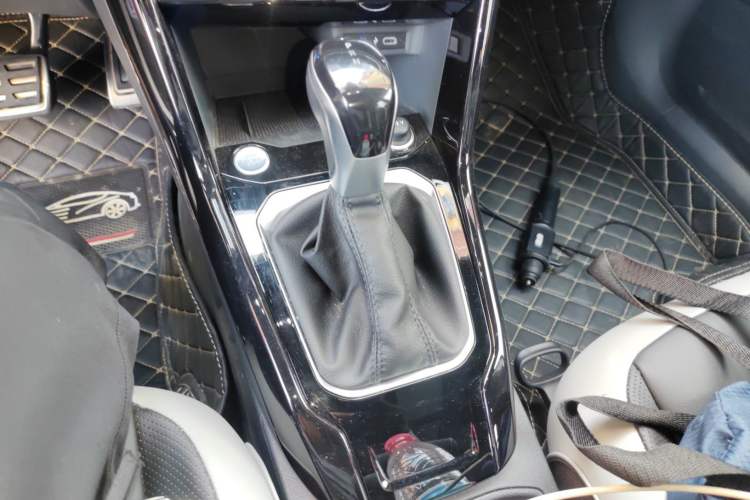 Used Volkswagen T-ROC 2024 300TSI DSG Two-Wheel-Drive Chen Guang Edition Gear Lever
